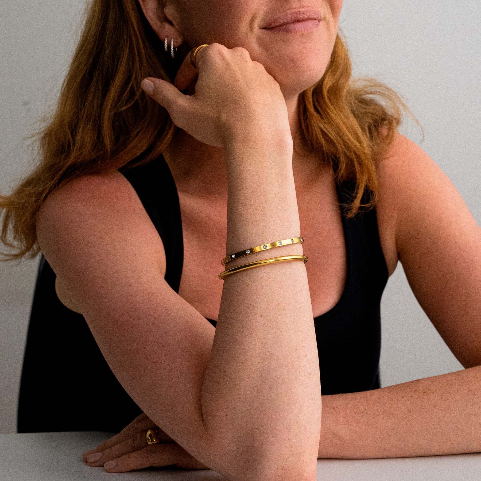 Elegant armbånd med lyse sten