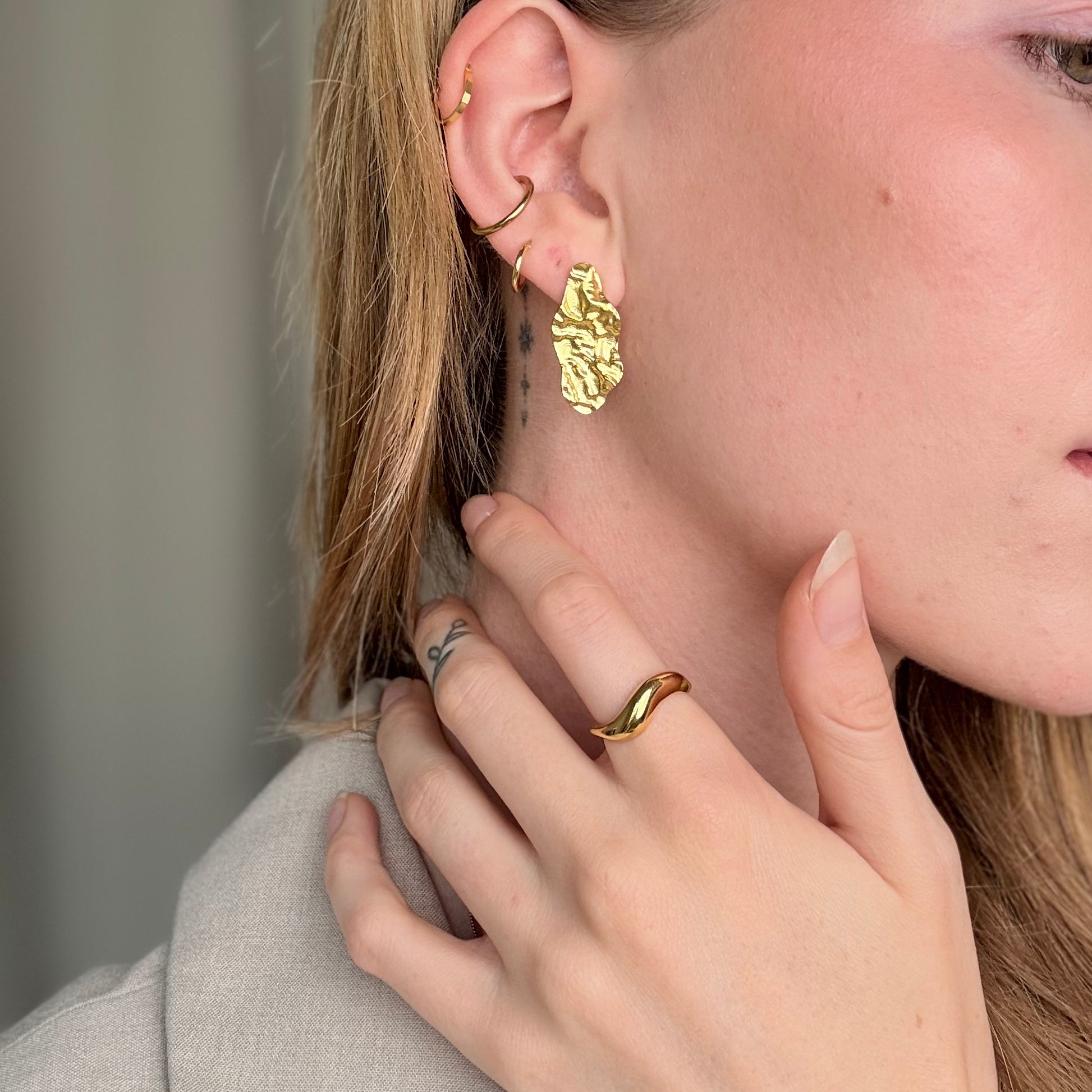 Ekko Wave Chunky Ring Guldbelagt