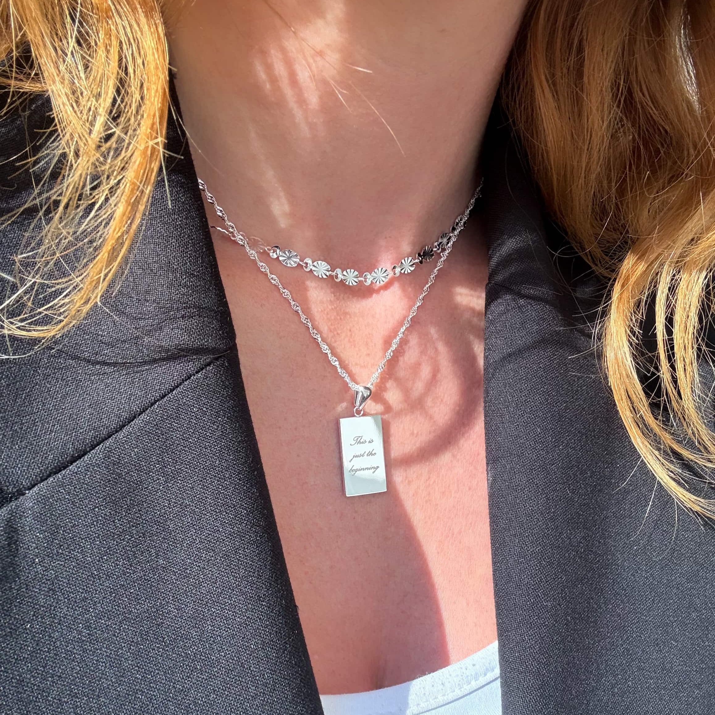 Snoet kæde med plade vedhæng