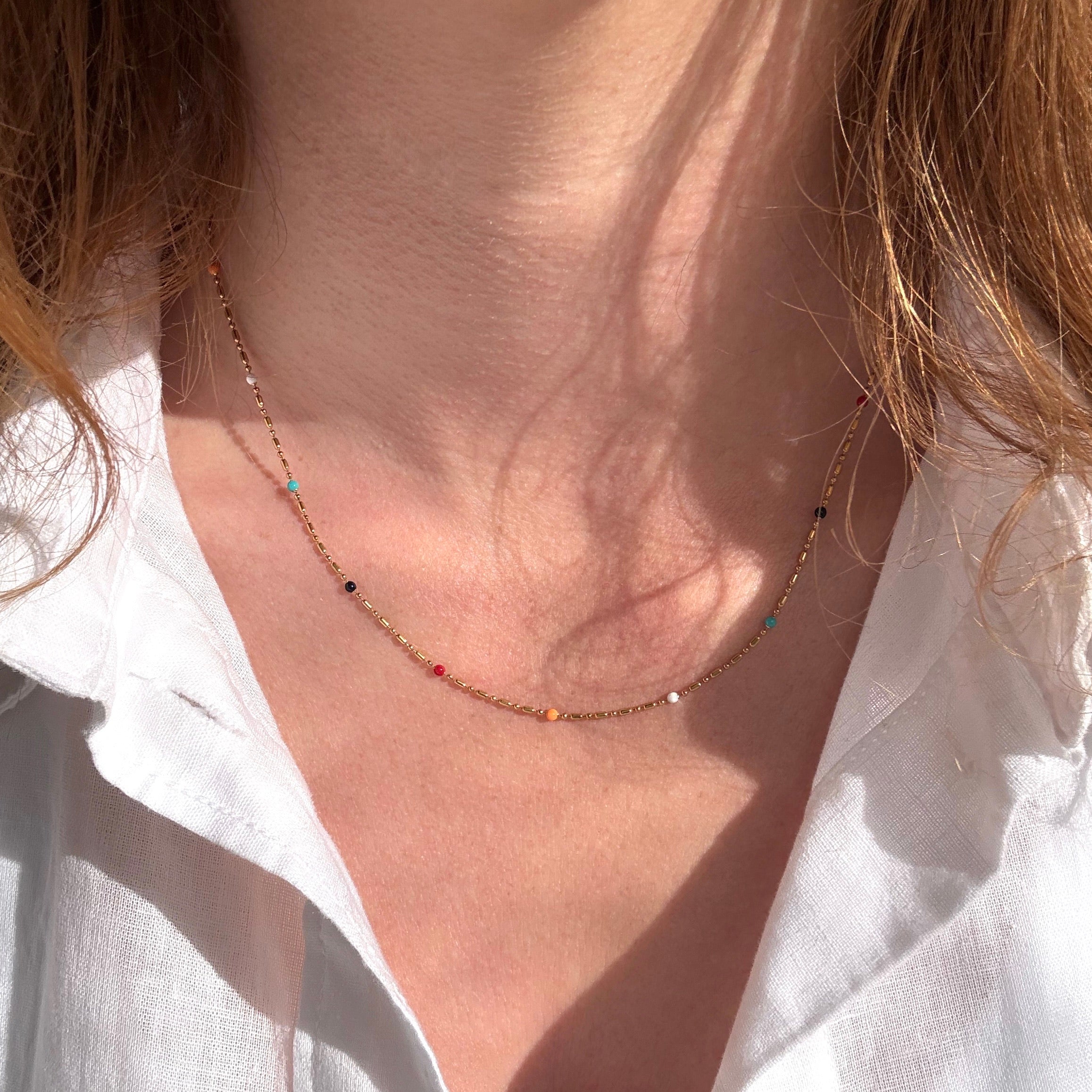 Let halskæde med farverige perler