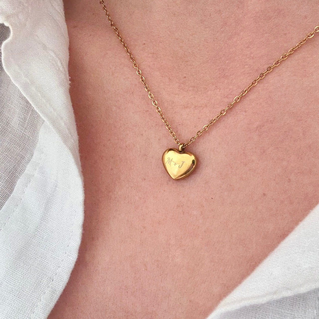 Tynd halskæde med indgraveret vedhæng