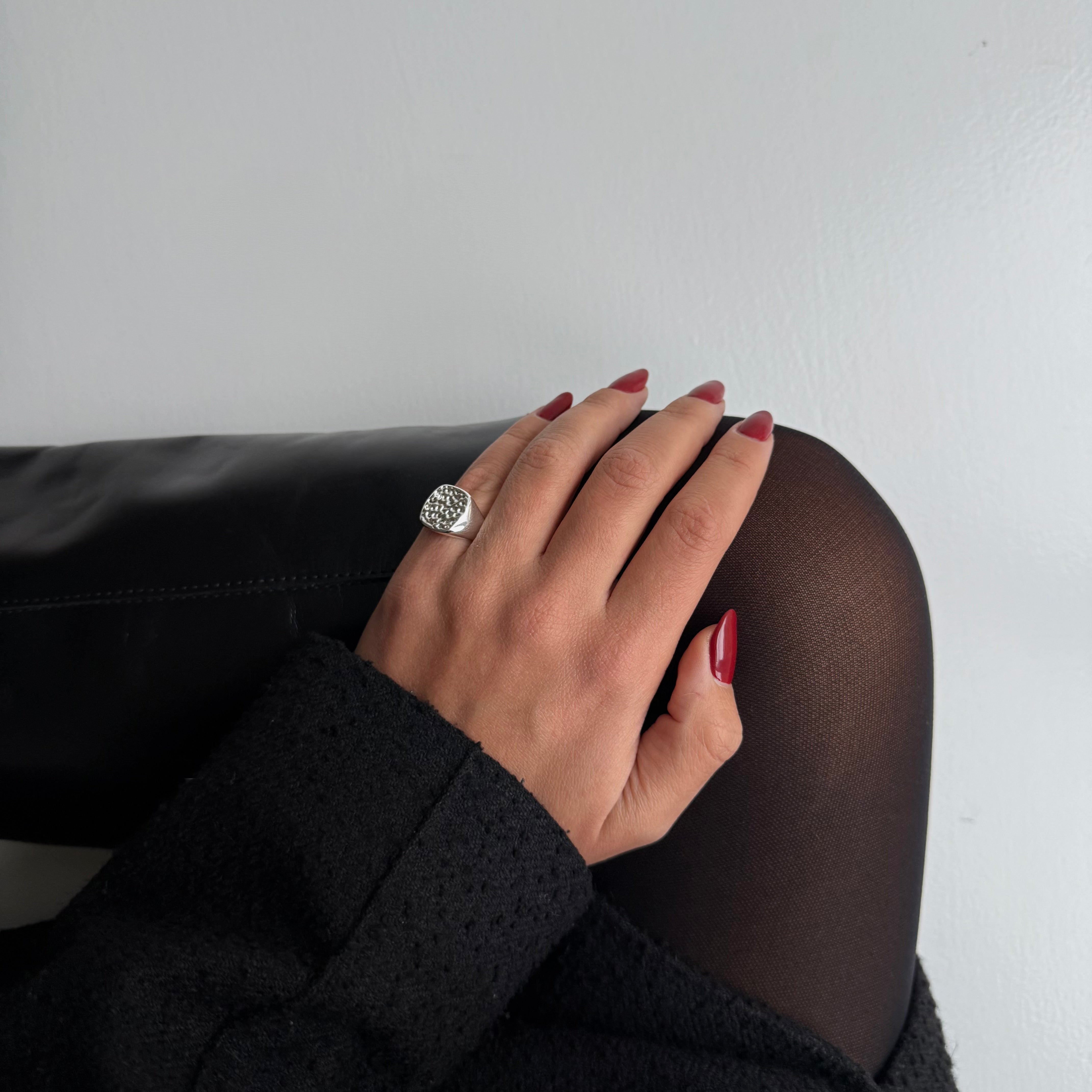 Hamret Signet Ring Sølvbelagt