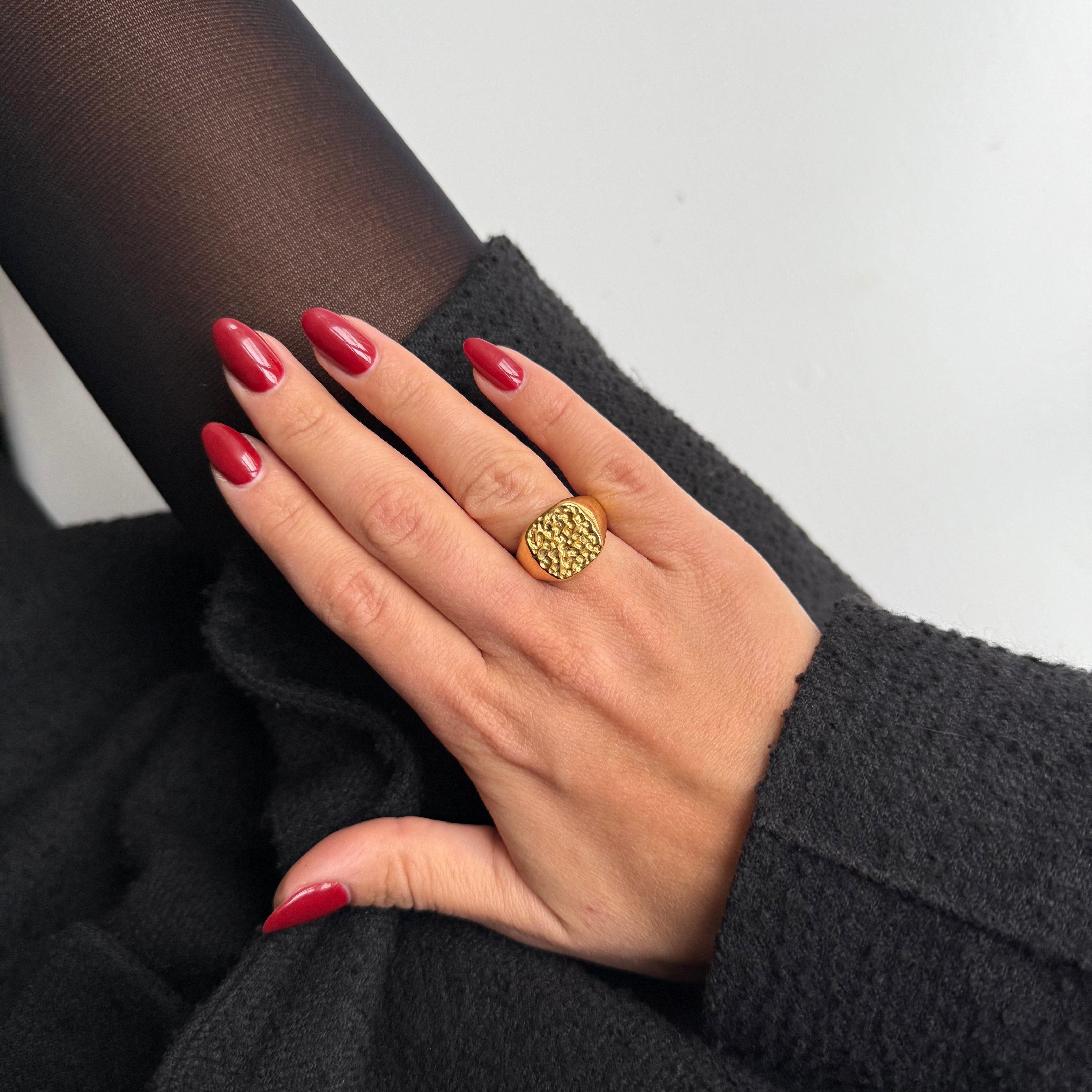 Hamret Signet Ring Guldbelagt