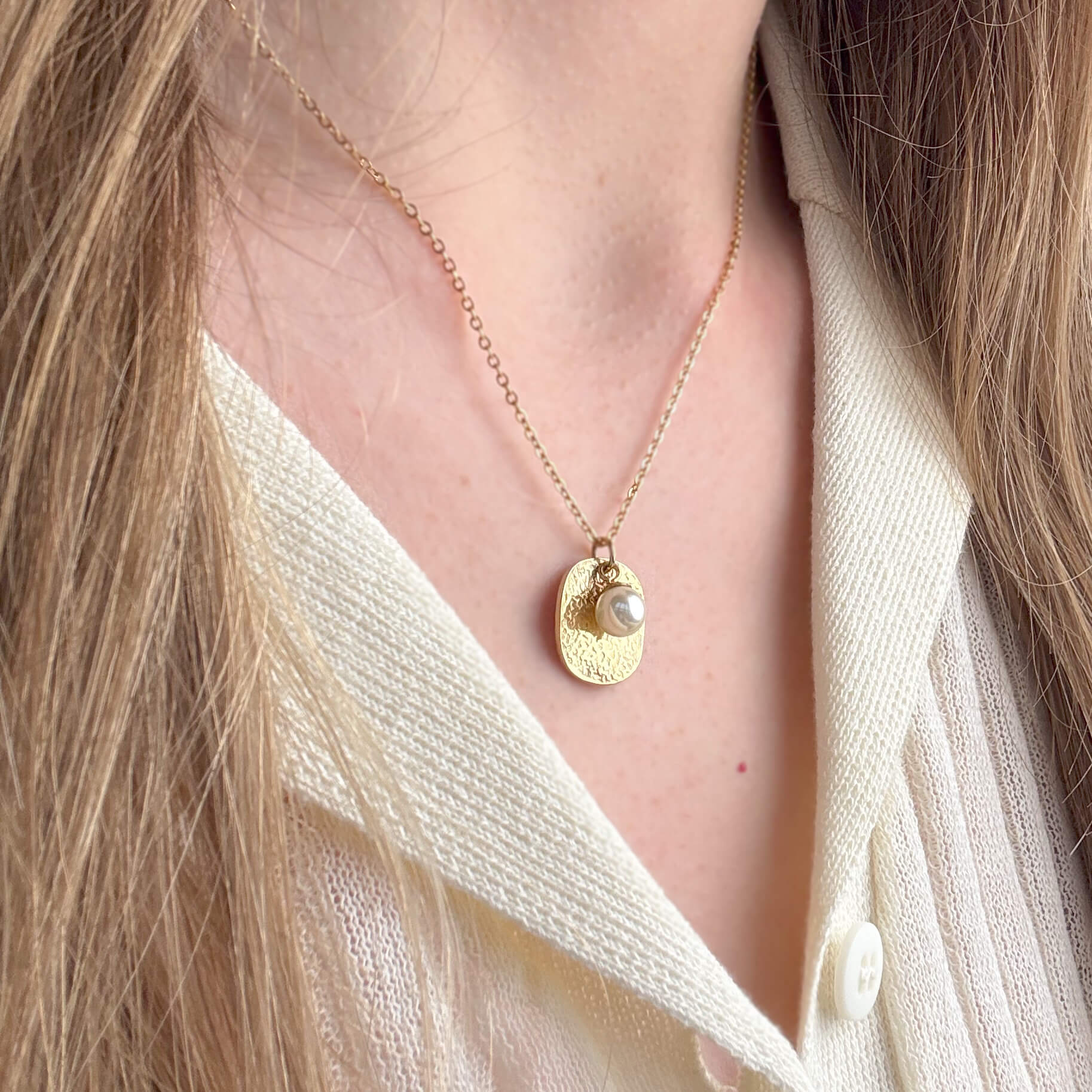 Perle og hamret plade halskæde