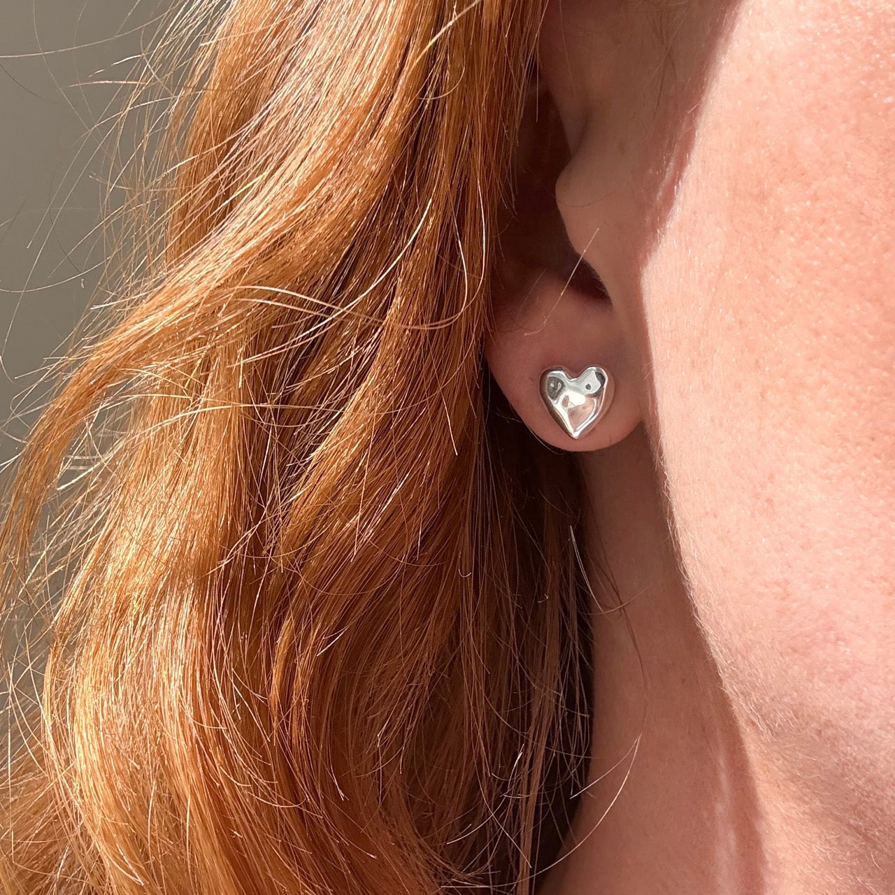 Små hjerte øreringe med banket overflade