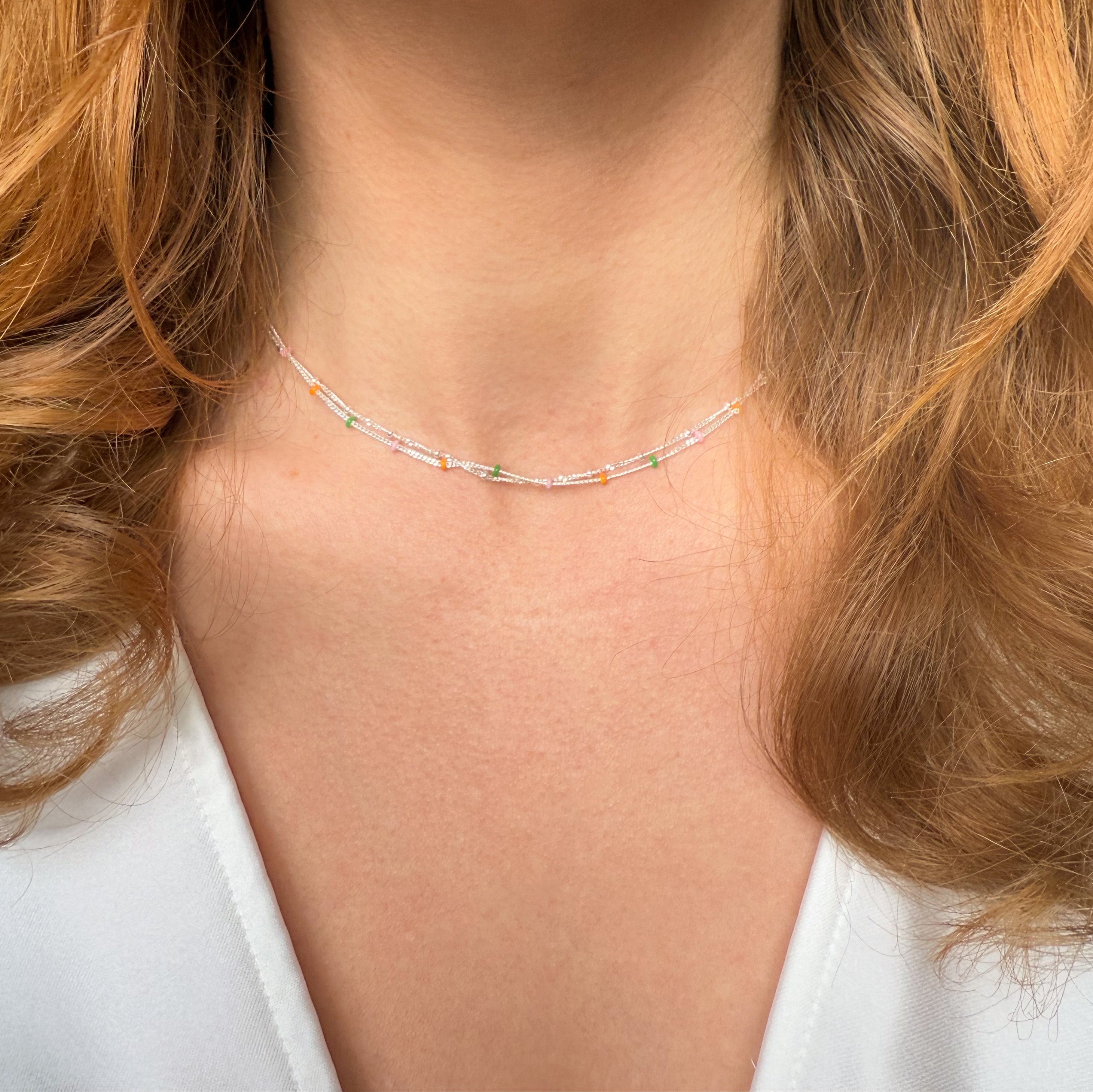 Dobbelt halskæde med farverige perler