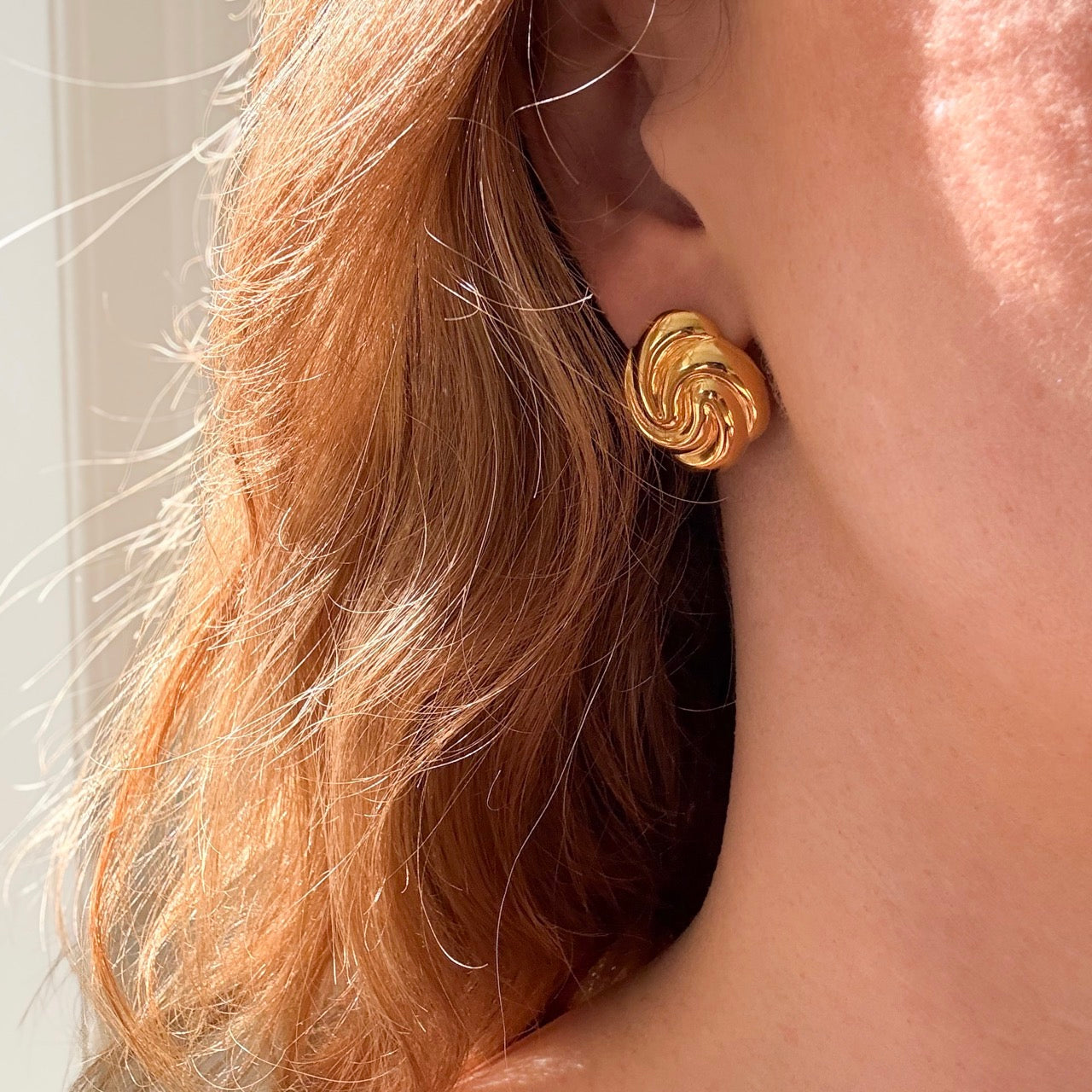 Statement øreringe med bølget effekt