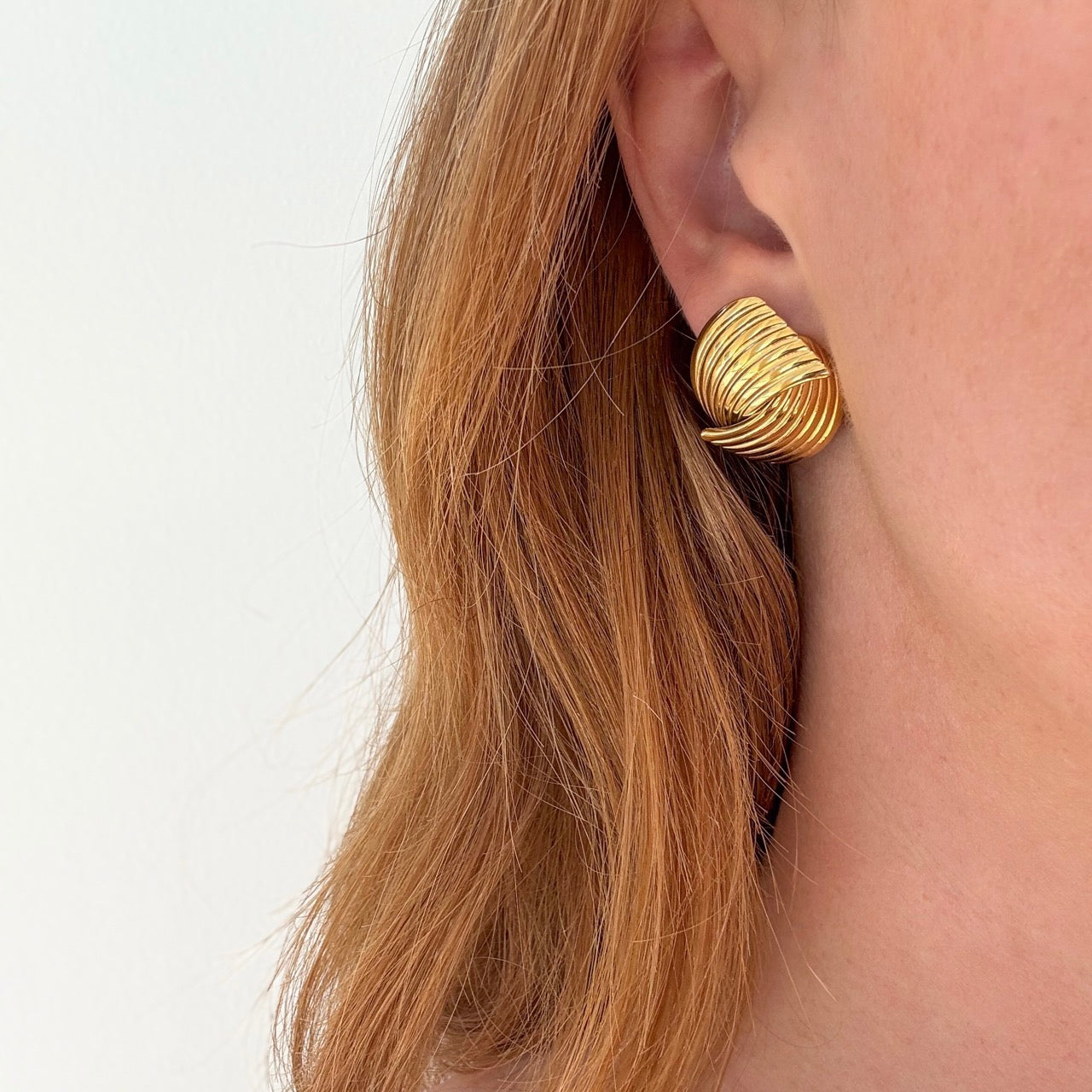 Sway Hug Stud Guldbelagt