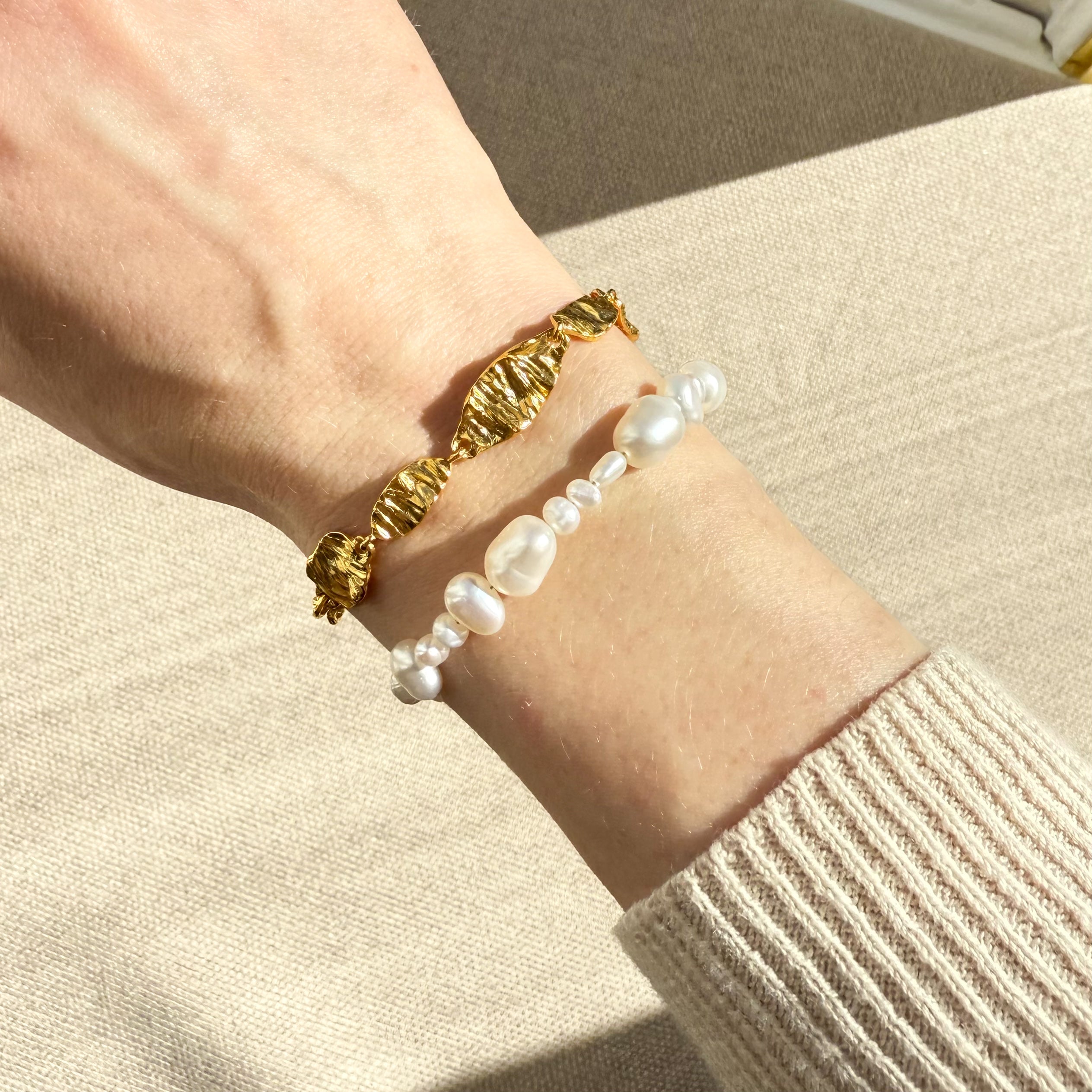 Kraftigt kædearmbånd med banket detaljer