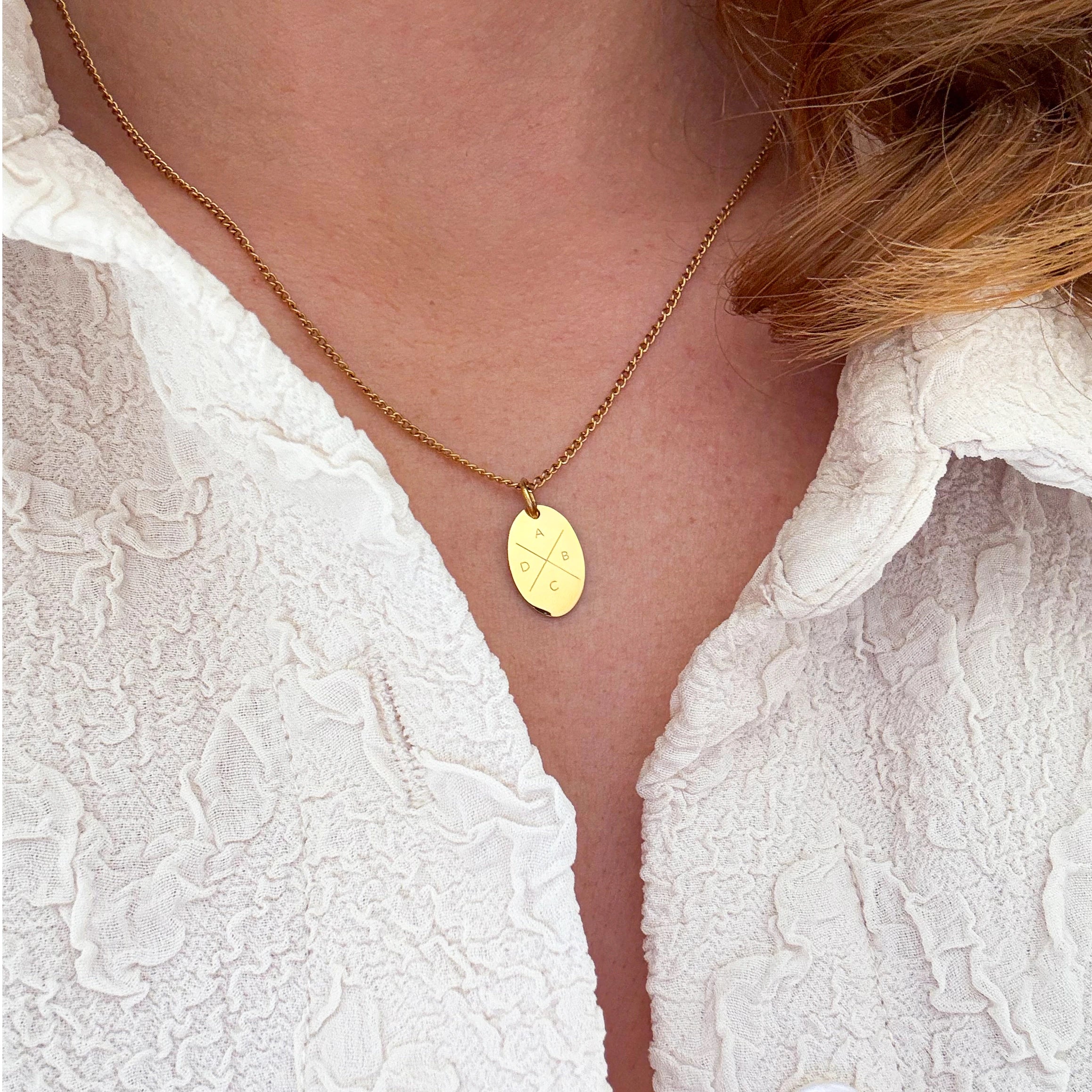 Simpel halskæde med rundt vedhæng