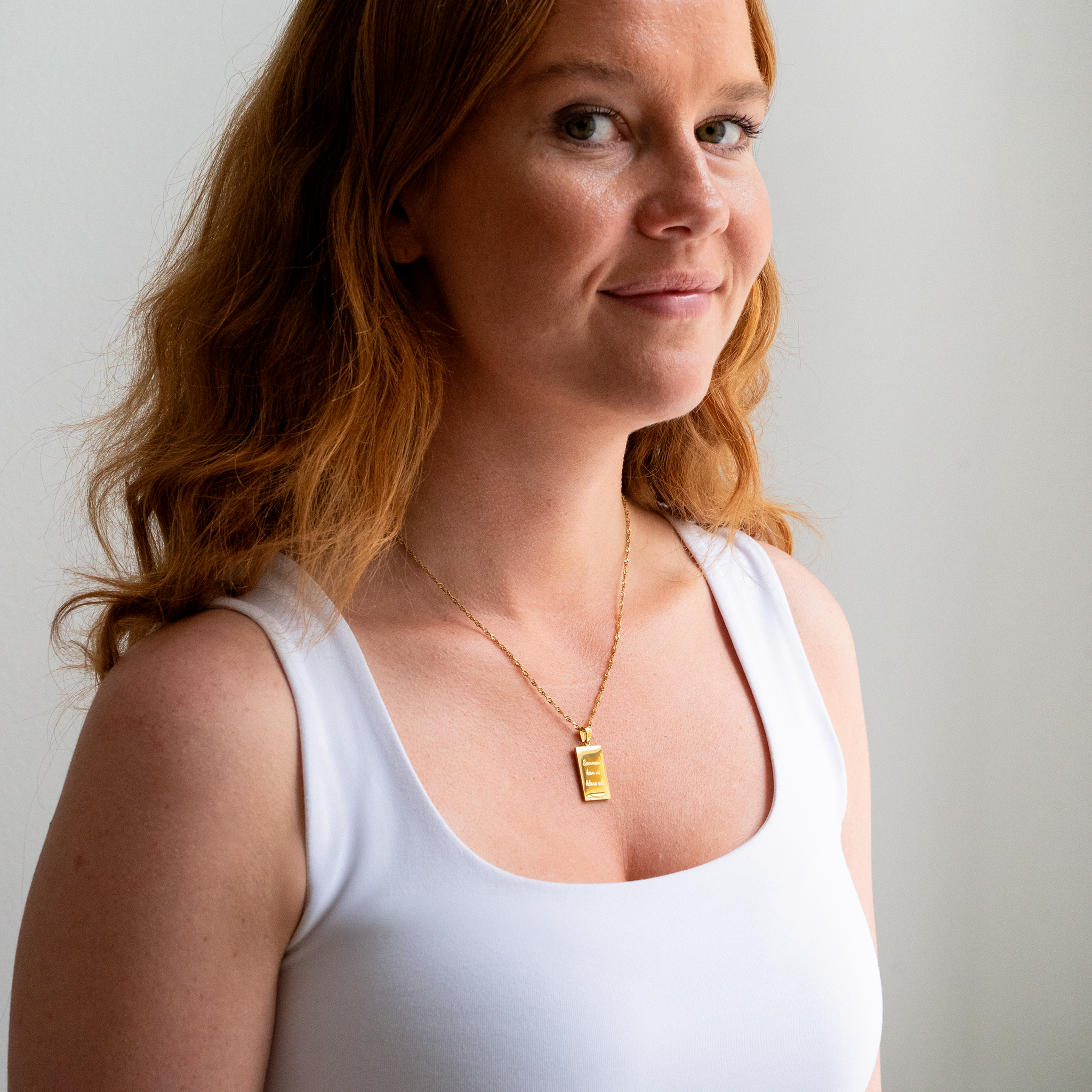 Halssmykke med plade vedhæng