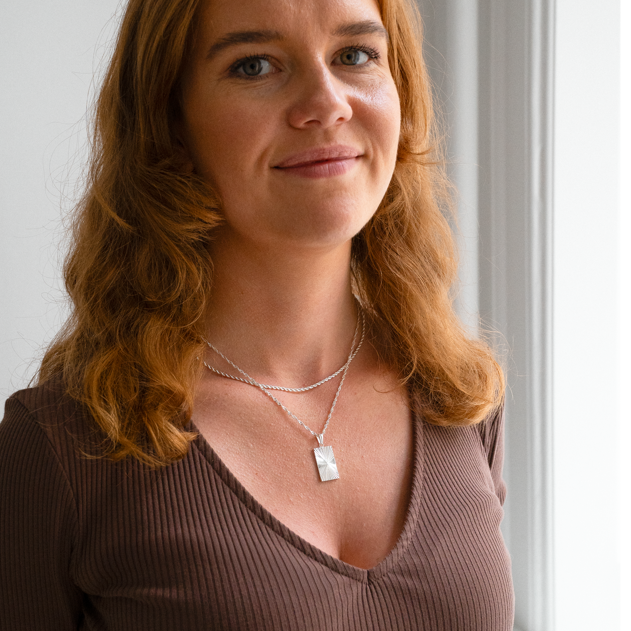 Snoet halskæde med plade vedhæng