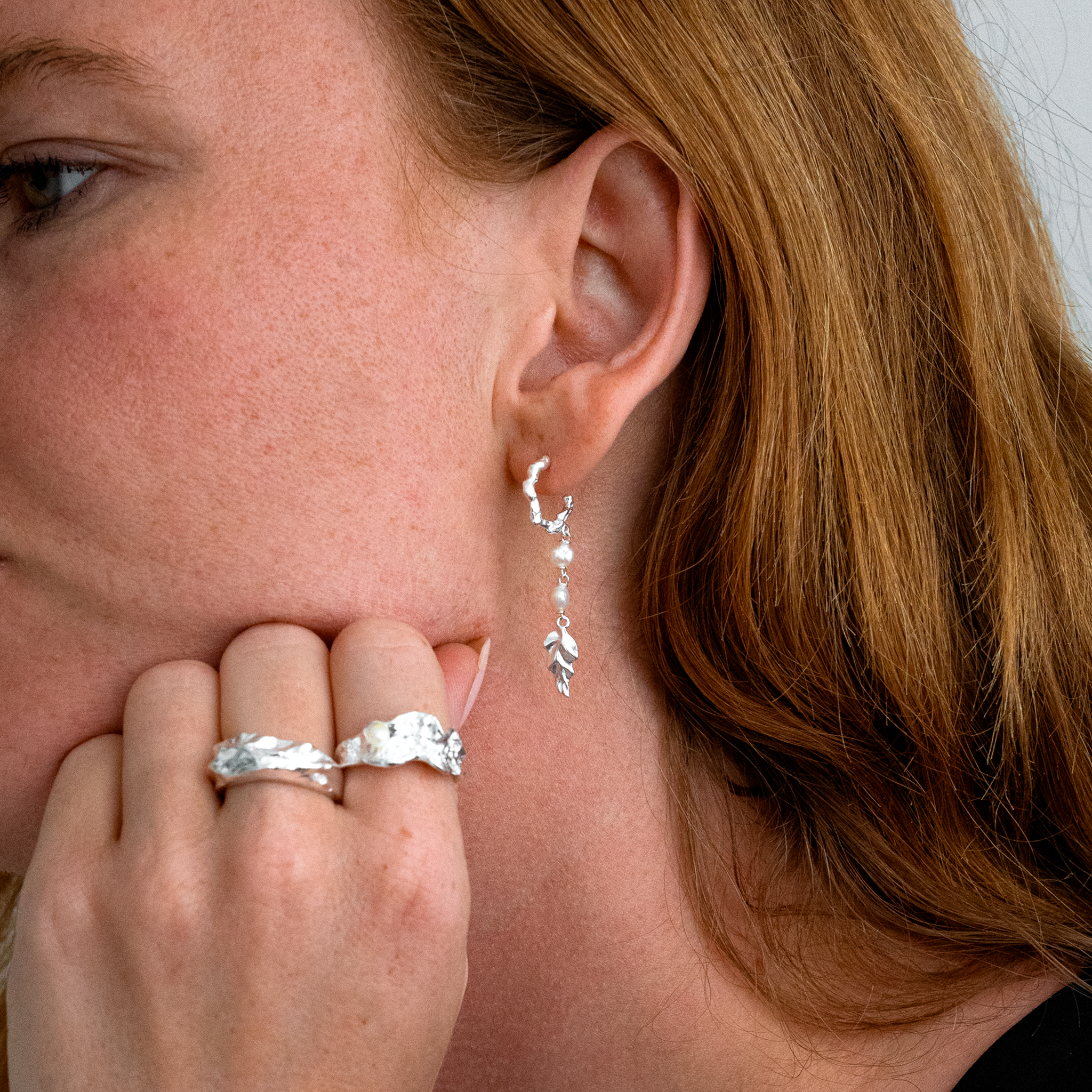 Øreinge med perler og blad