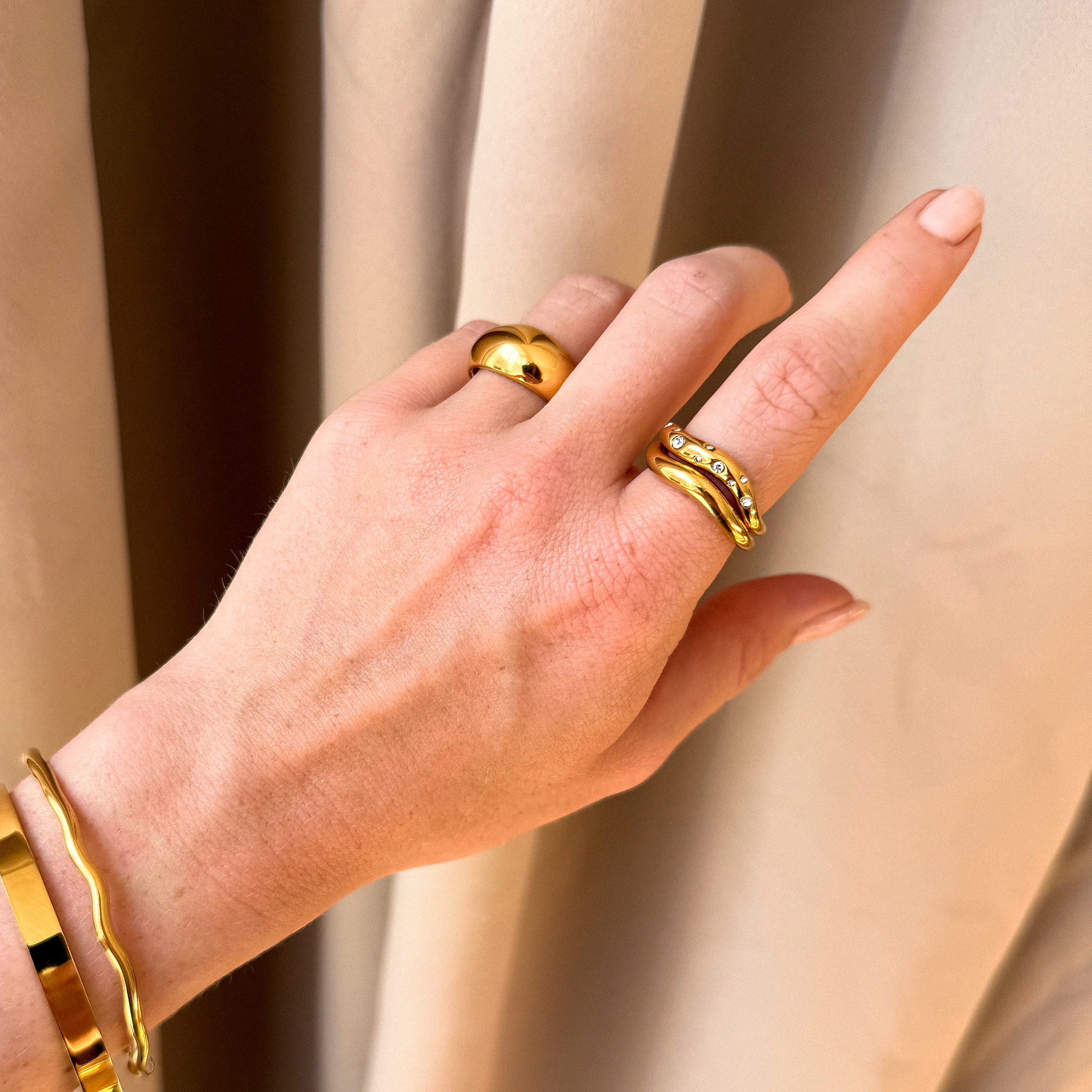 Snoet / bølget ring med krystaller