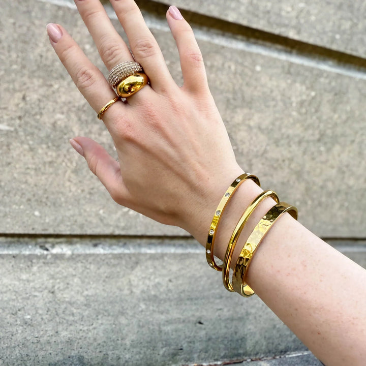 Et guld eller sølv armbånd med indgravering er en personlig gave