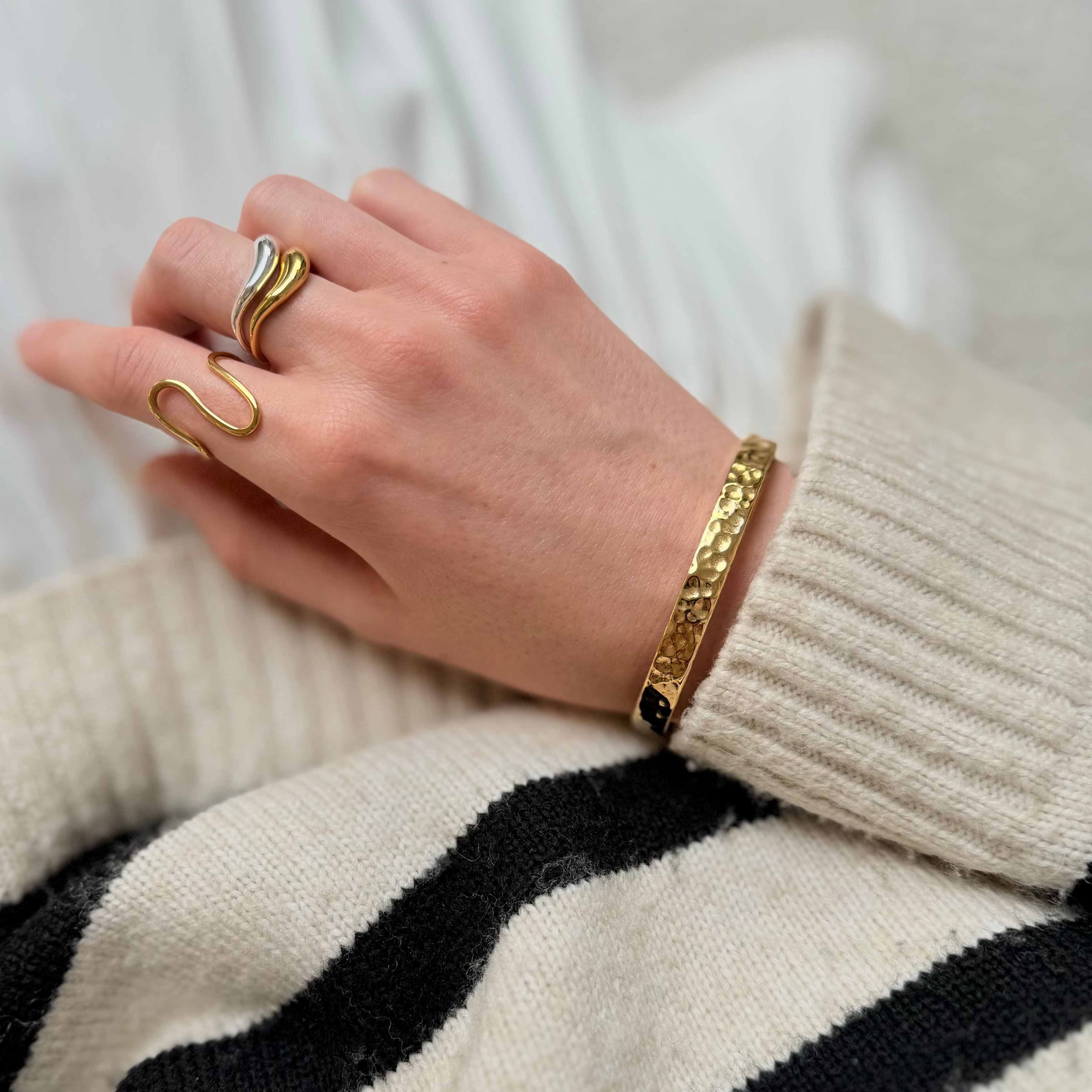 Hamret Bangle Armbånd 18K Guldbelagt med ringe