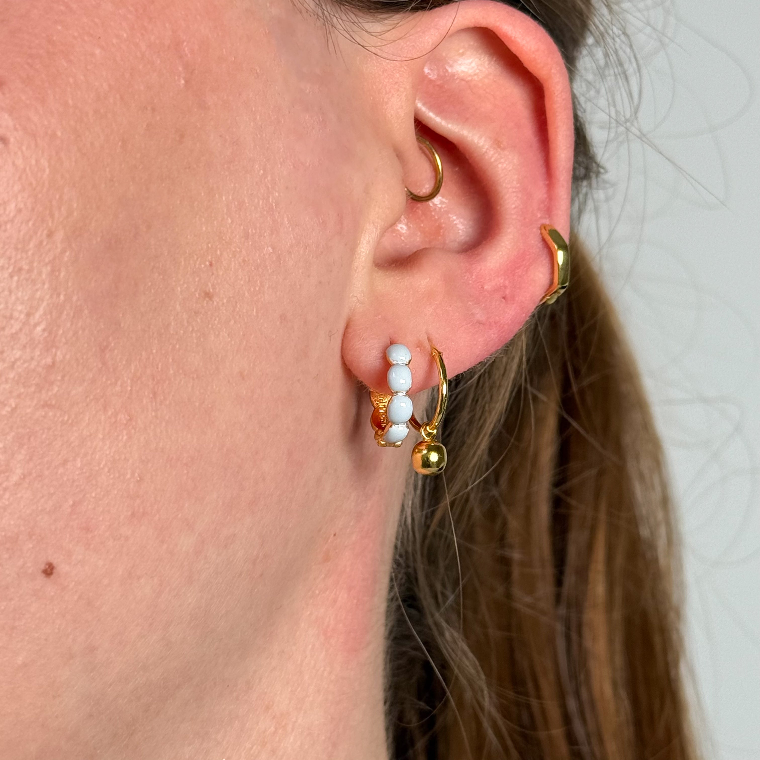 Bobble ørering i styling med ball hoop