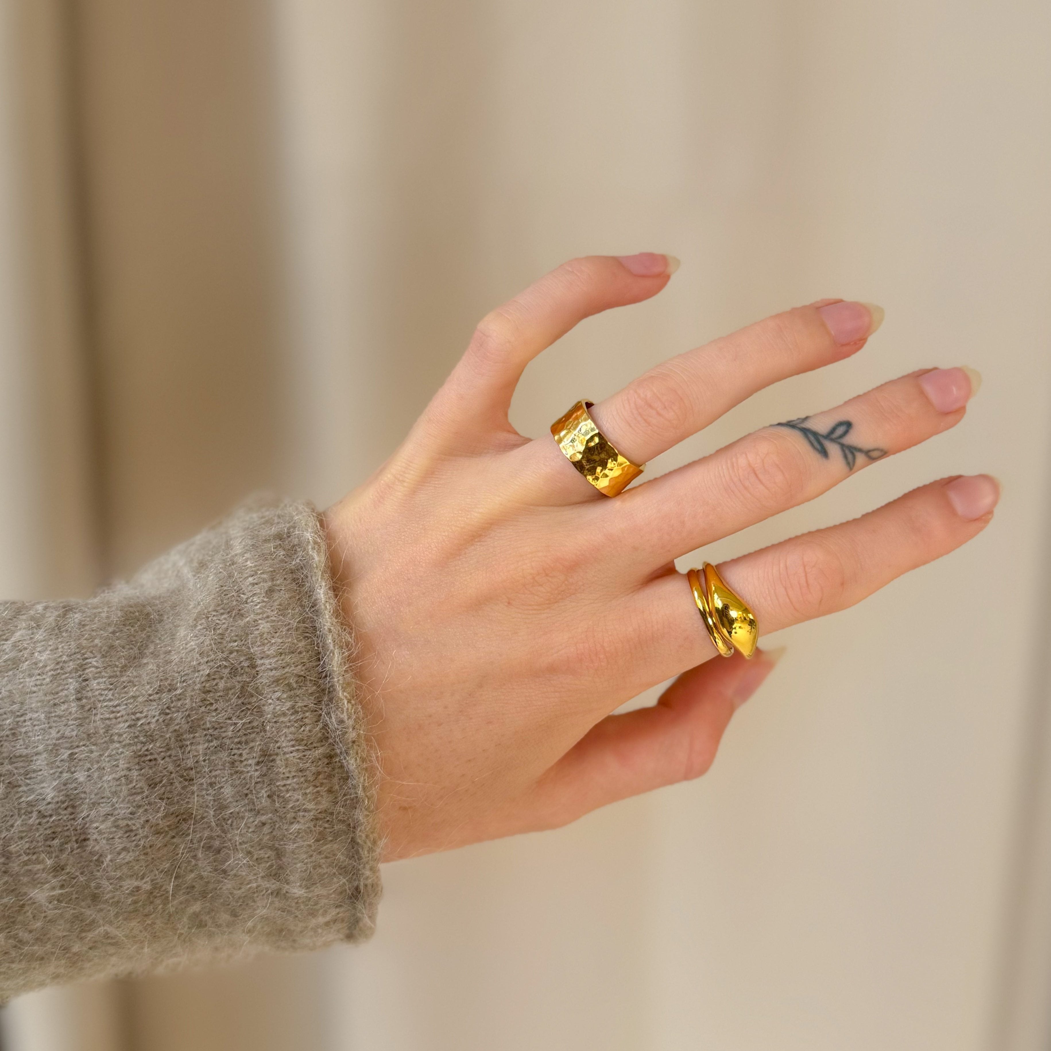 Hamret Chunky Ring 18K Guldbelagt med chunky wave ring i guldbelagt 