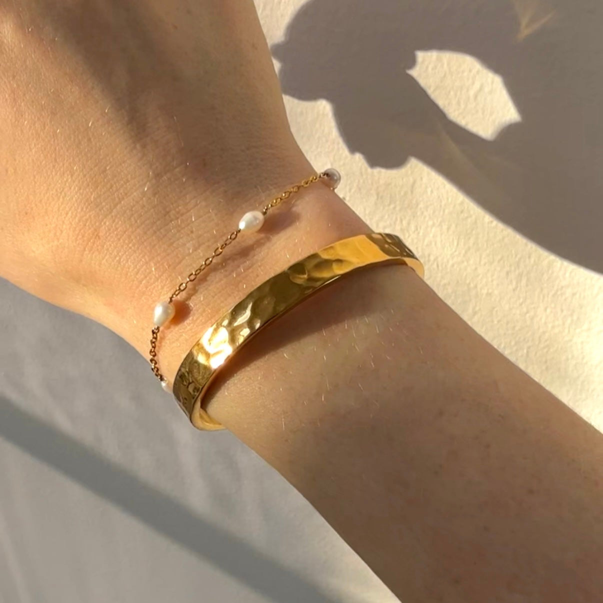 Hamret Bangle m. indgravering & Dot Perlearmbånd Sæt