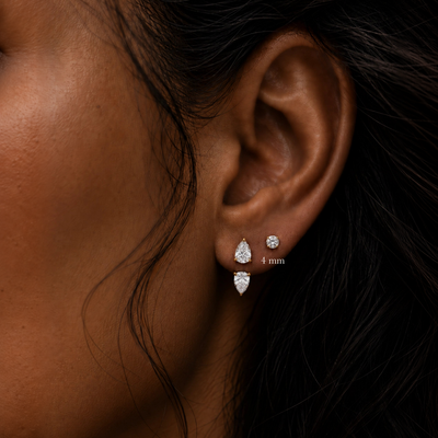 Krystal Stud 4 mm guldbelagt og Echo Drop på model i mørkt forsidebillede